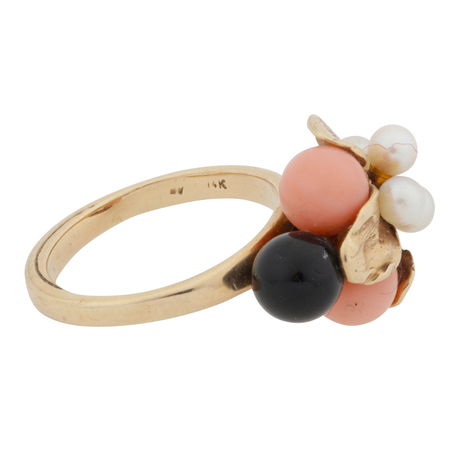 A coral, pearl, and onyx flower ring Yellow metal - 2