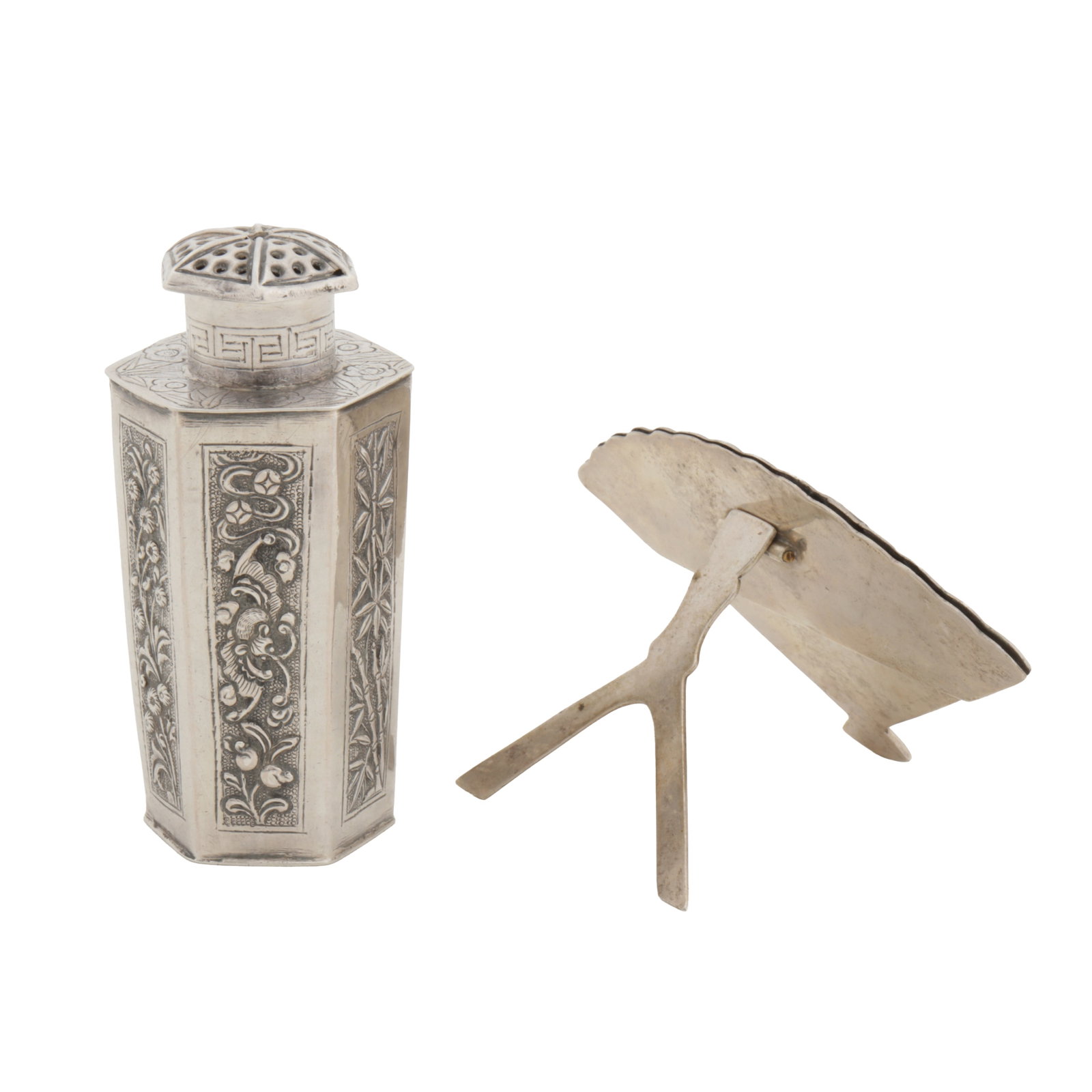 Jiujiang circa 1920 by Tu Qing Yun An early 20th century Chinese export silver pepper pot - 2