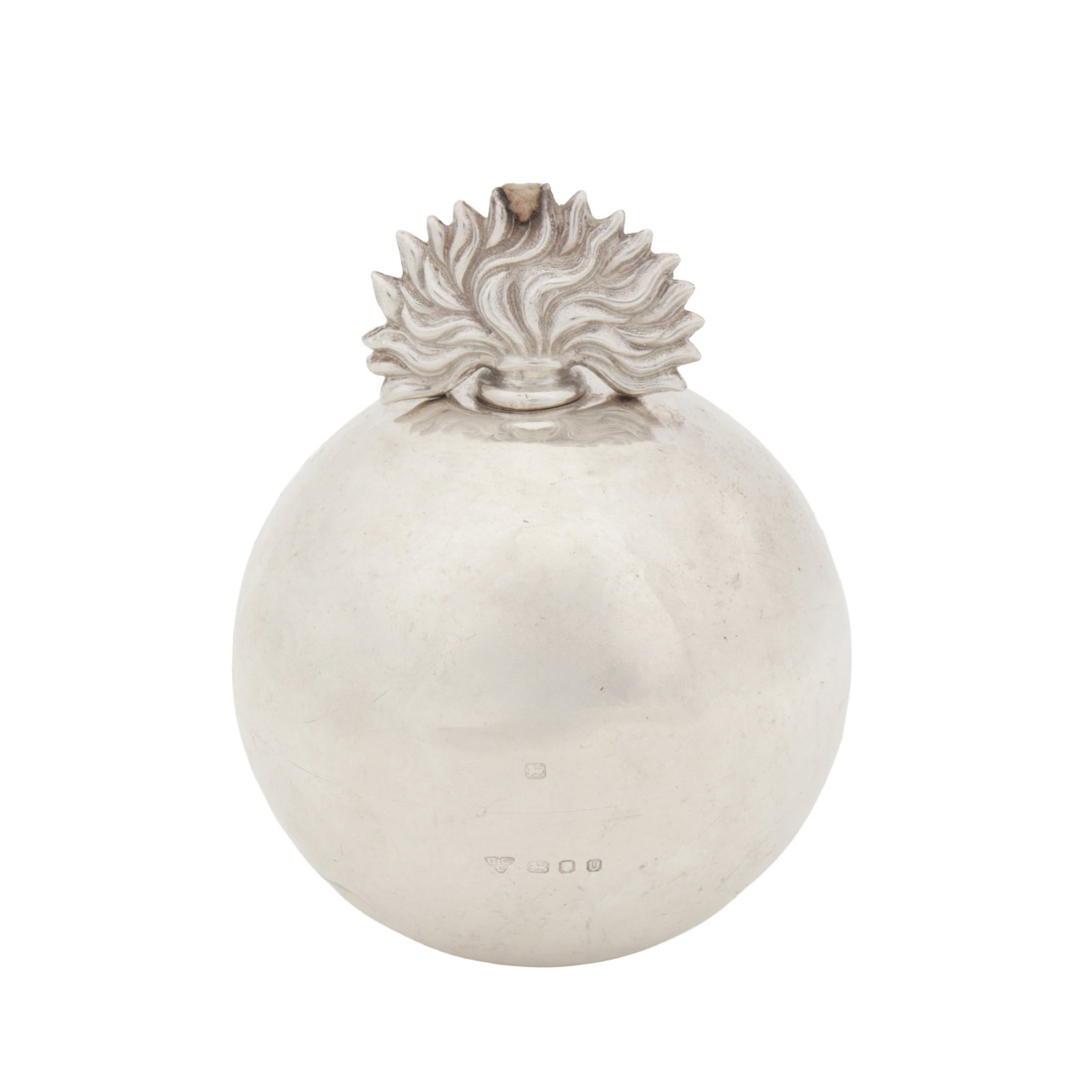 London 1955 by Garrard and Co An Elizabeth II sterling silver ‘grenade’ table lighter - 2