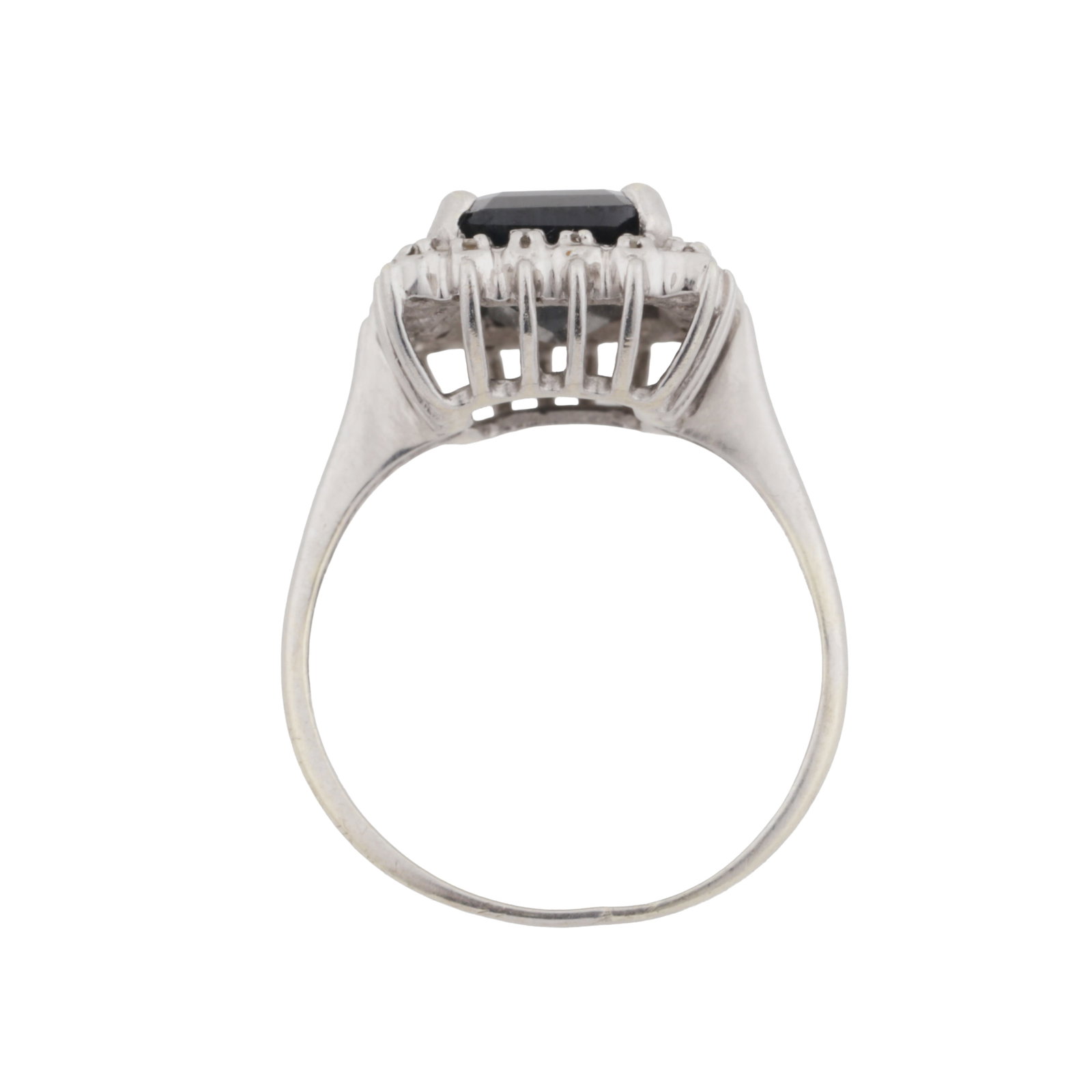 A sapphire and diamond cluster ring 9ct white gold - 4