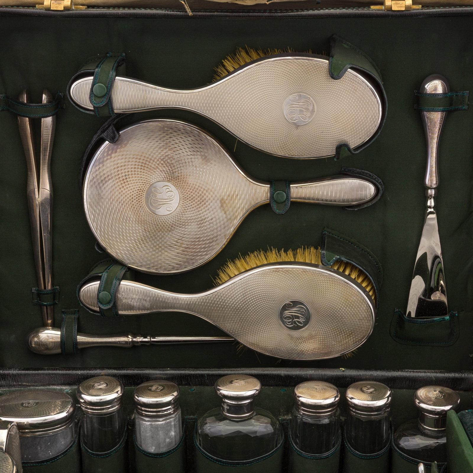 London 1909 by Charles Henry Dumenil An Edwardian sterling silver mounted fitted travelling vanity o - 2