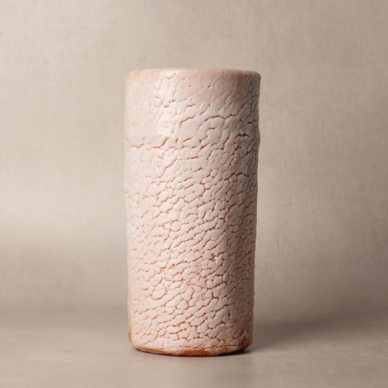 Kato Kozo (Japanese, 1935?2023): The robustly potted ikebana flower vase of tall cyllindral form, covered overall in a thick Shino ware glaze with its feldspathic white and pinkish glaze, together with original tomobako wood box and 