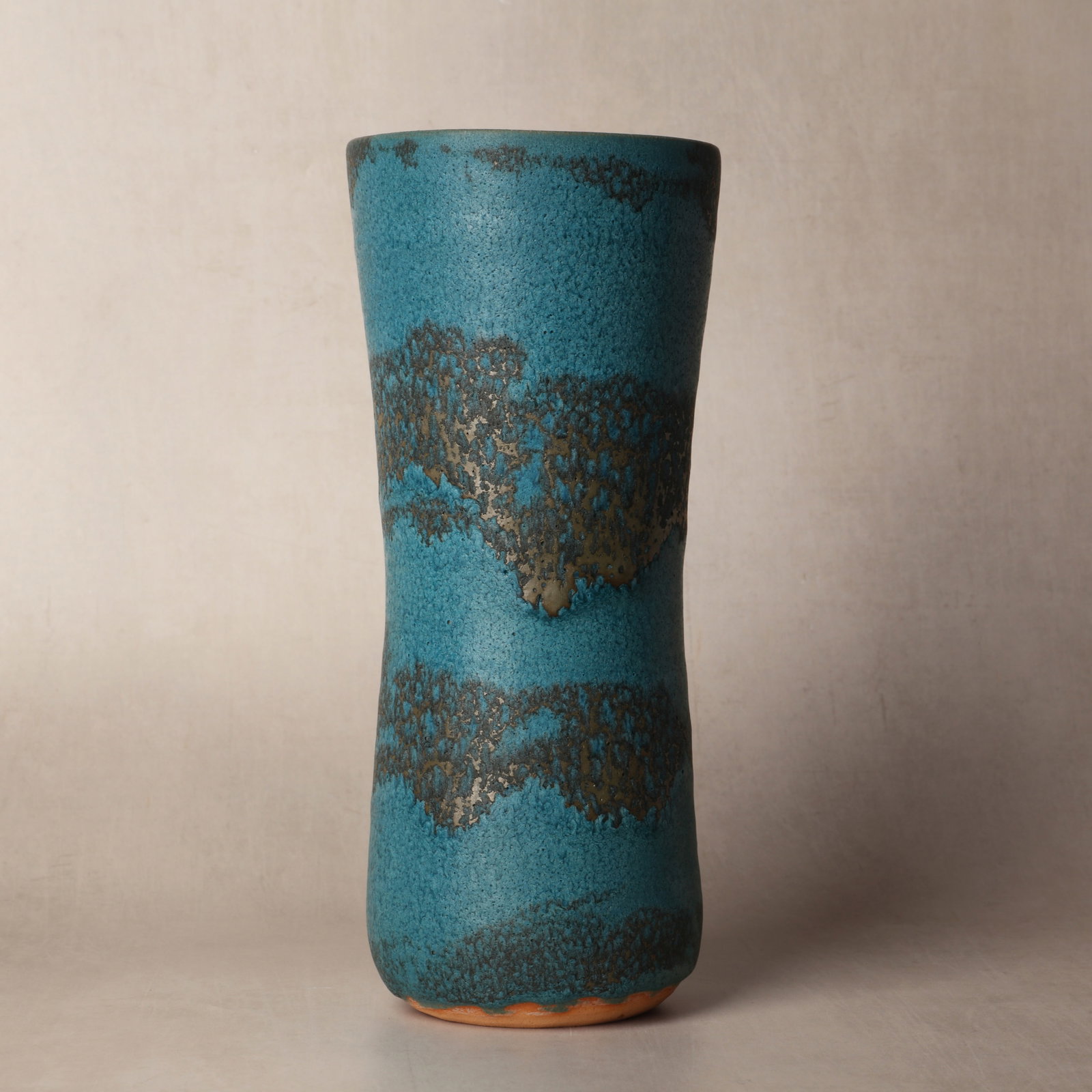 Morino Taimei (Japanese, b. 1934): A fine potted vase of cyllindrical form which gently tapers, covered overall in a smooth yohen deep turquoise blue glaze, mottled across which bands of a darker tones running horizontally, the base in