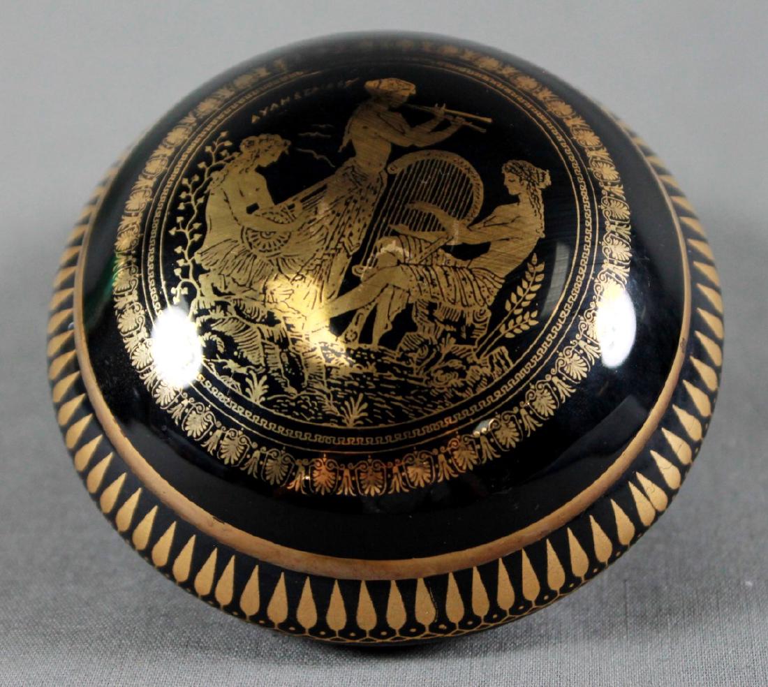 LIMOGES PORCELAIN 24K GOLD JEWELERY BOX: LIMOGES PORCELAIN 24K GOLD JEWELERY BOX. MEASURES H: 1 1/2" W: 3 1/2"