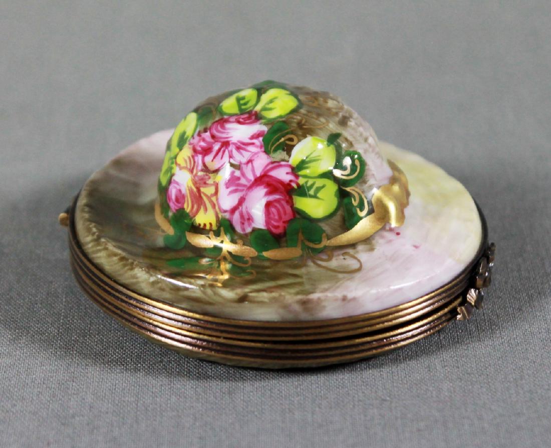 LIMOGES PORCELAIN POWDER CASE: LIMOGES PORCELAIN POWDER CASE. MEASURES 1 1/2" X 2 1/2"
