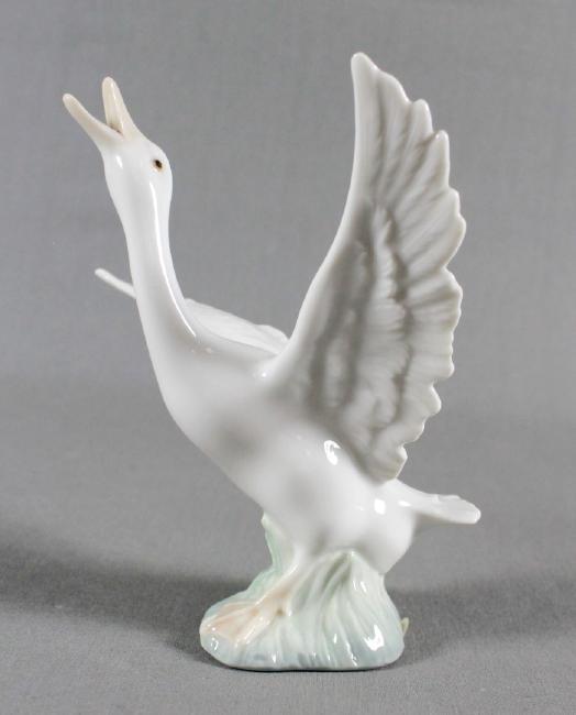 Lladro Figure Of Swan (1 of 4)