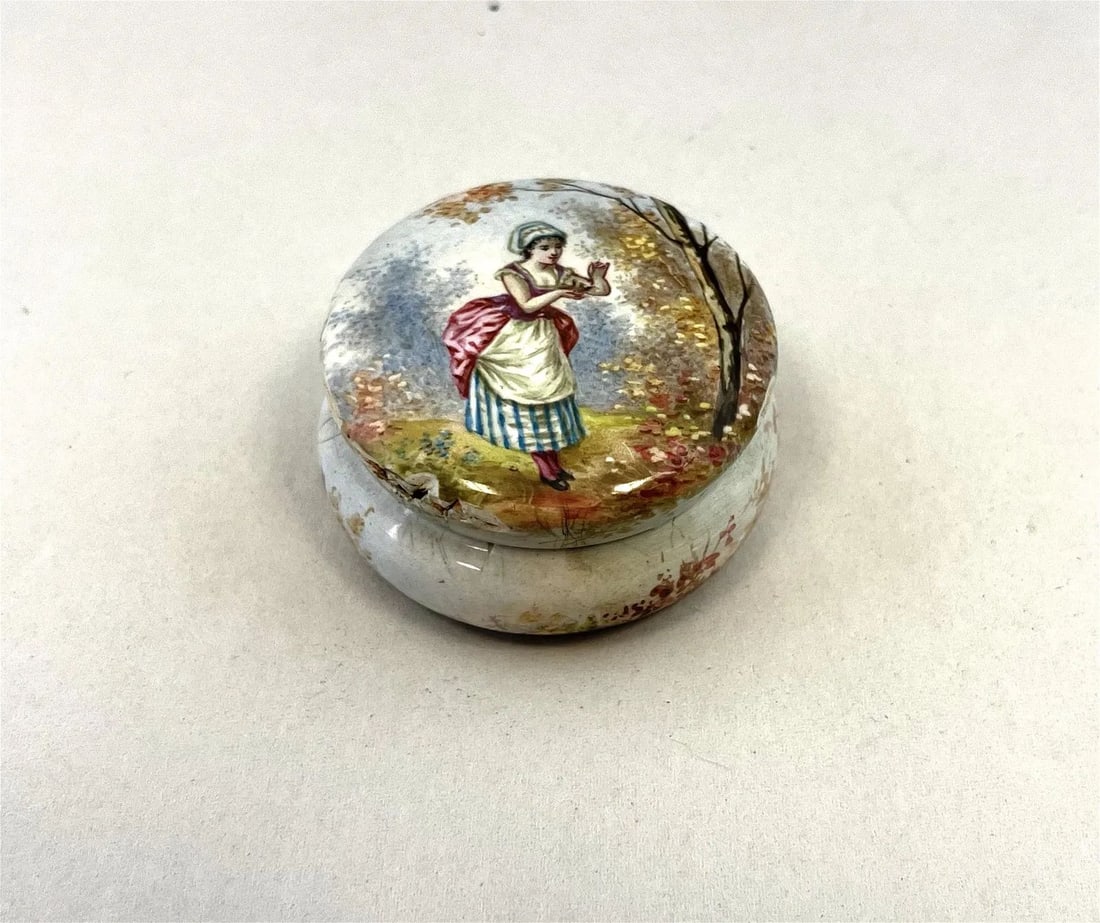 Miniature enamel on copper pill box: Miniature enamel on copper pill box Miniature enamel on the copper-covered pill box 1 3/4" diameter CONDITION: Minor damage to the pillbox