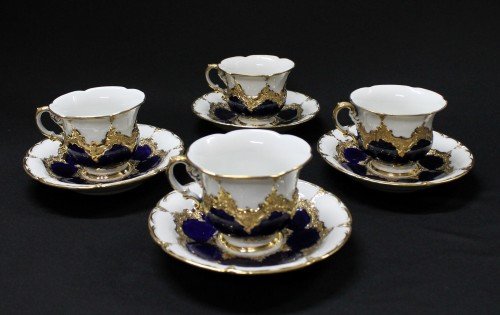 SET OF 4 MEISSEN CUP AND SAUCERS: SET OF 4 MEISSEN CUP AND SAUCERS. THE PLATE MEASURES 6 1/2" DIAMETER AND THE CUPS MEASURE H: 3 1/8"
