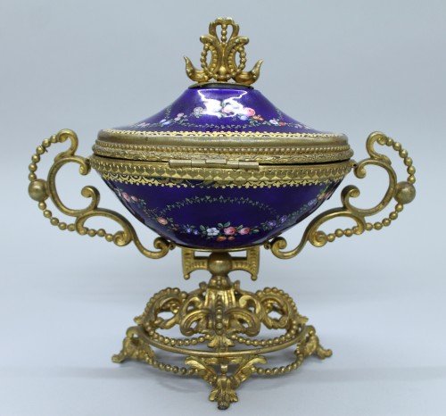 LIMOGES ENAMELED BOX ON A STAND: LIMOGES ENAMELED BOX ON A STAND. MEASURES H: 7 3/4" W: 8 3/4"