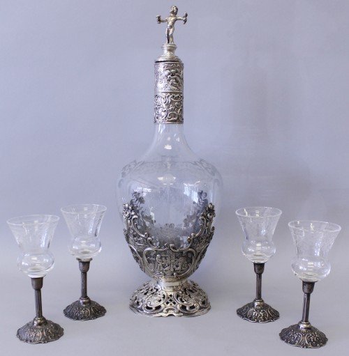19TH CENTURY STERLING AND ETCHED GLASS DRINKING SE: 19TH CENTURY STERLING AND ETCHED GLASS DRINKING SET. THE BOTTLE MEASURES H: 13" AND THE CUPS MEASURE H: 4 1/2"