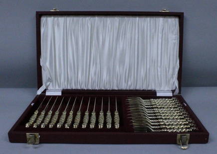 19TH C. ENGLISH GILT SILVER KNIVES AND FORKS IN FITTED: 19TH C. ENGLISH GILT SILVER KNIVES AND FORKS IN FITTED BOX. THE KNIFE MEASURES 7 1/2" LENGTH 6" LENGTH. NO INTERNATIONAL SHIPPING ON IVORY