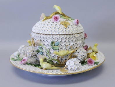 19TH CENTURY MEISSEN SNOWBALL BOWL AND UNDERPLATE