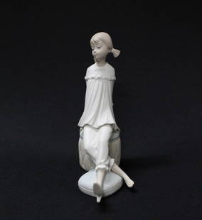 LLADRO FIGURE OF A GIRL SITTING: LLADRO FIGURE OF A GIRL SITTING. H: 7 3/4"