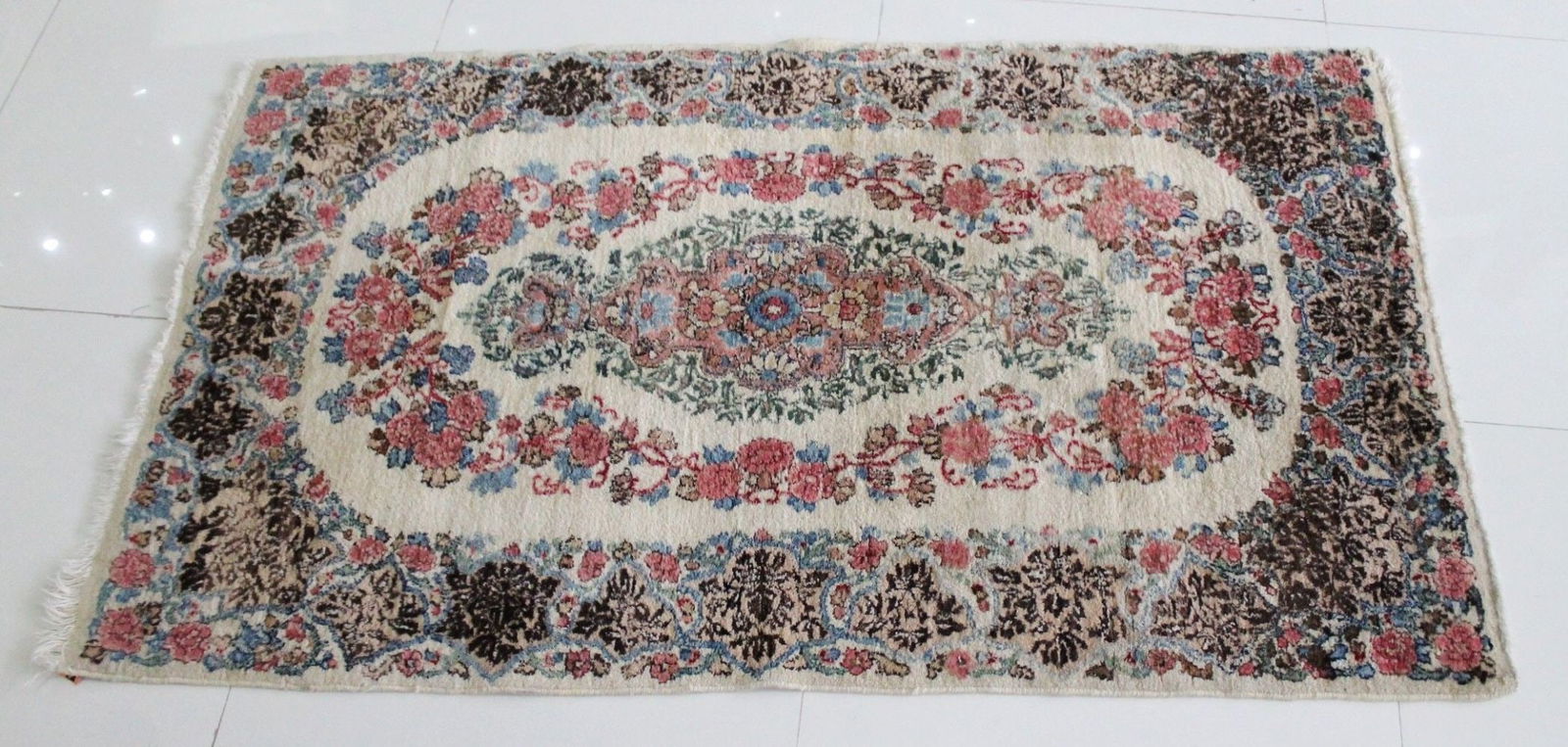 Kirman Lover Rug Beige C. 1920. (1 of 6)