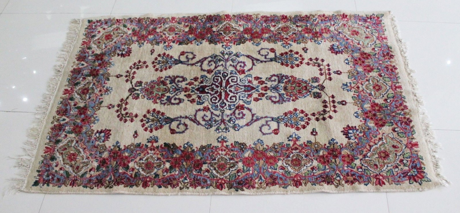 Kirman Lover Rug Beige C. 1920. (1 of 6)