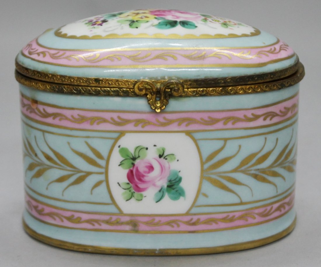 LIMOGES JEWELERY BOX: LIMOGES JEWELERY BOX. MEASURES MEASURES H: 3 3/4" W: 4 3/4"