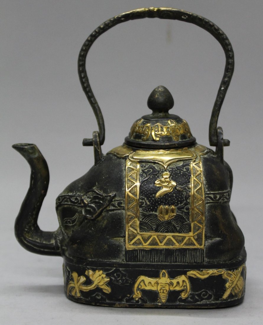 ANTIQUE CHINESE TEAPOT: ANTIQUE CHINESE TEAPOT. MEASURES H: 5" W: 5"
