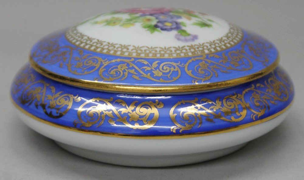 LIMOGES BOX WITH COVER: LIMOGES BOX WITH COVER. MEASURES H: 1 3/4" W: 5"
