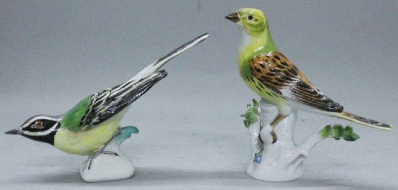 TWO MEISSEN PORCELAIN BIRDS: contemporary, each with blue crossed swords mark, tallest 5in.
