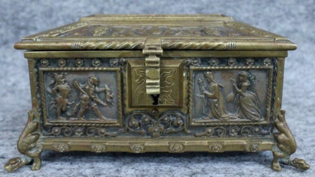 CONTINENTAL GILT AND PATINATED BRONZE JEWELERY BOX: CONTINENTAL GILT AND PATINATED BRONZE JEWELERY BOX. MEASURES H: 4" W: 6 1/2"