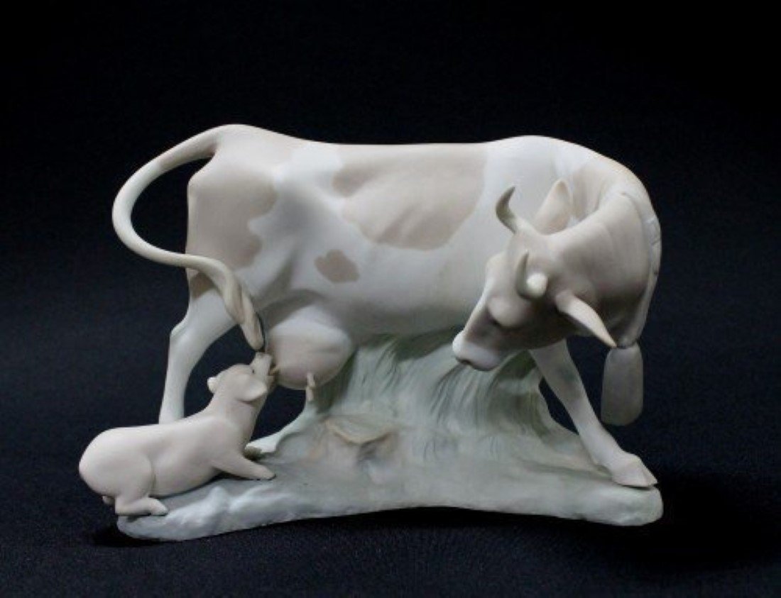 LLADRO FIGURE OF COW: LLADRO FIGURE OF COW. MEASURES H: 5 3/4" W: 8 1/4"