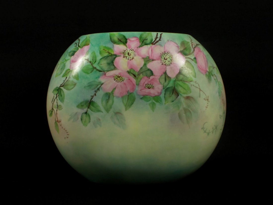 DOROTHY HANSON GLASS CAMEO VASE: DOROTHY HANSON GLASS CAMEO VASE. MEASURES H: 6 3/4" W: 8 1/2"