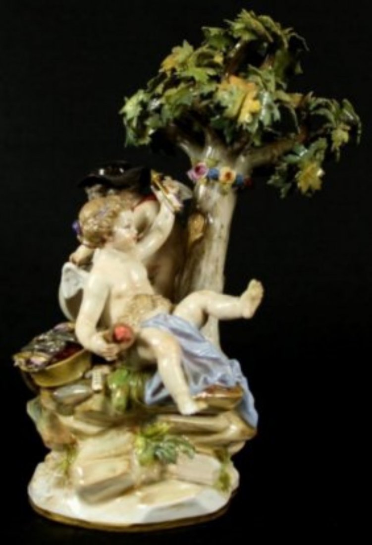 19TH C. MEISSEN GROUP OF CHERUBS WITH BOWS AND ARROWS: 19TH C. MEISSEN GROUP OF CHERUBS WITH BOWS AND ARROWS. MEASURES H: 8"