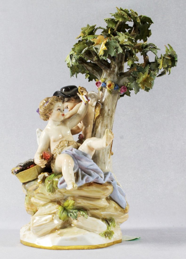 19TH C. MEISSEN GROUP OF CHERUBS WITH BOWS AND ARROWS: 19TH C. MEISSEN GROUP OF CHERUBS WITH BOWS AND ARROWS. MEASURES 8"