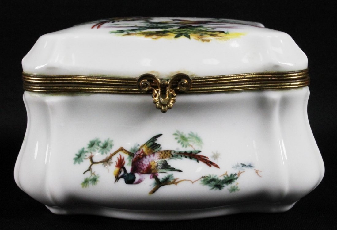 LIMOGES PORCELAIN BOX: LIMOGES PORCELAIN BOX. MEASURES H: 1 1/2" W: 3 1/2"