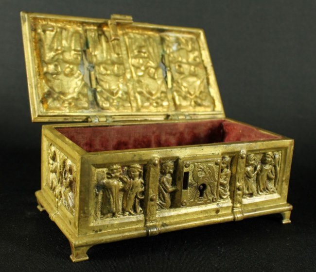 ANTIQUE GILT DORE BRONZE JEWELRY BOX: ANTIQUE GILT DORE ORMOLU BRONZE JEWELRY BOX. MEASURES H: 2 1/2" W: 5 1/2" SHIPPING AND HANDLING TO 48 STATES OF UNITED STATES: $25 INTERNATIONAL, ALASKA, HAWAII AND US PROTECTORATES BIDDERS ASK FOR SH