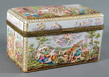 A MEISSEN PORCELAIN TABLE CASKET IN THE CAPODIMONTE