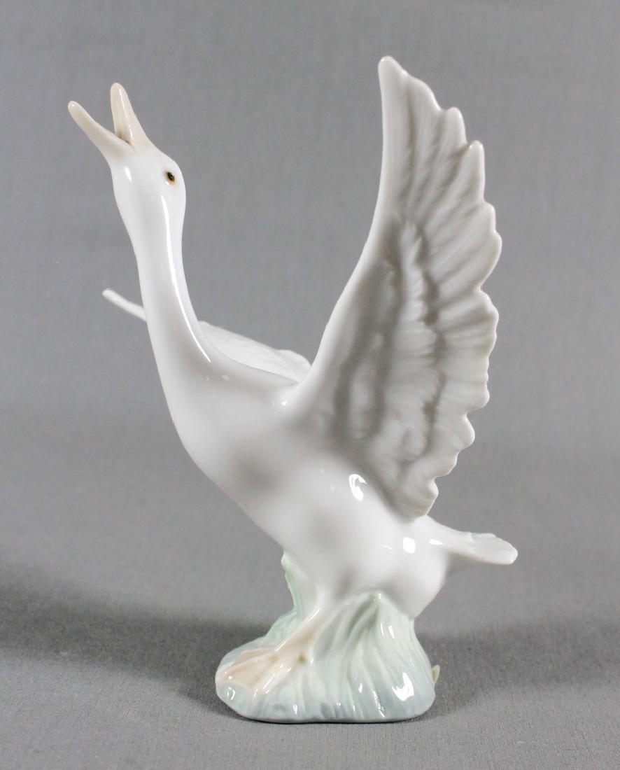 LLADRO FIGURE OF SWAN (1 of 4)