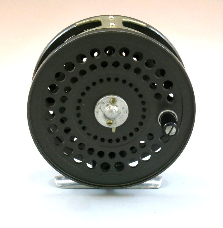 Orvis V CFO: Coming in Excellent condition with click and pawl drag system, this 3 1/4" diameter bar stock reel is "Made in England" with tail plate drag adjustment, two screw spool latch, alloy foot, and German s