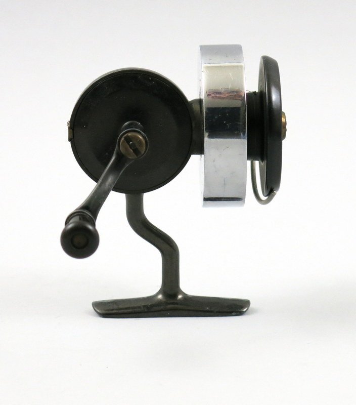 Hardy Hardex 11 MK1 Spinning Reel: Fixed spool, half bale arm, spool mounted drag control lever, coming in Very Good plus condition with moderate usage wear.