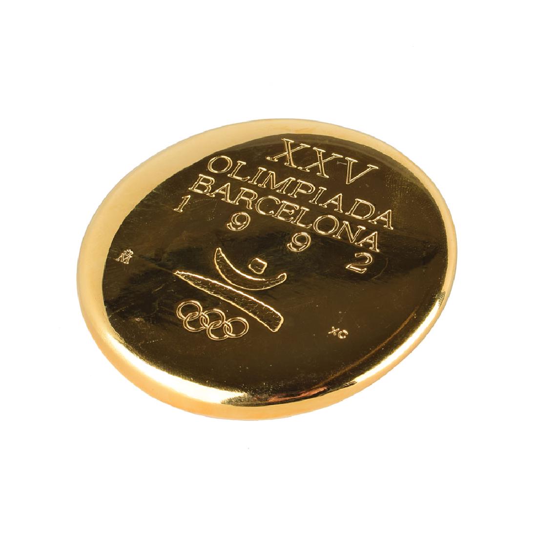 Barcelona 1992 Summer Olympics Gilt VIP Participation: Scarce participation medal issued for the 1992 Barcelona Summer Olympics. Gold-plated copper, 70 mm, 254 gm, by Xavier Corbero; manufactured by Fábrica Nacional de Moneda. The front is engraved "