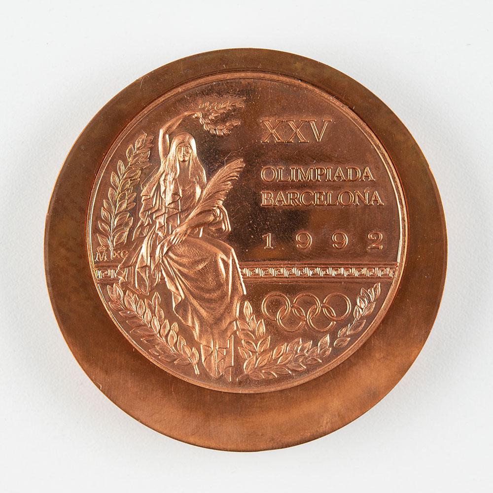 Barcelona 1992 Summer Olympics Bronze Winner's Pattern: Uncommon winner's pattern medal for the Barcelona 1992 Summer Olympics. Bronze, 70 mm, 257 gm, by Xavier Corbero; manufactured by Fábrica Nacional de Moneda y Timbre. The front depicts a seated Victo
