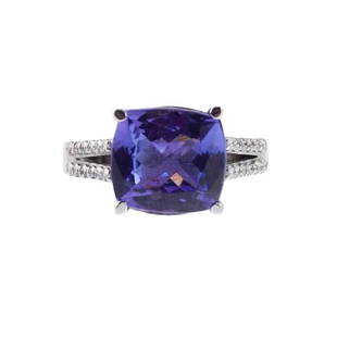 14k Gold Diamond Tanzanite Ring: METAL: 14k Gold. GEMSTONES: Tanzanite 9.8x9.8x6.8mm. Diamonds approx. 0.36ctw. MEASUREMENTS: Ring size 6. MARKED: 14k. WEIGHT: 5.4 grams.Gemstones have not been graded for color and clarity ,and teste