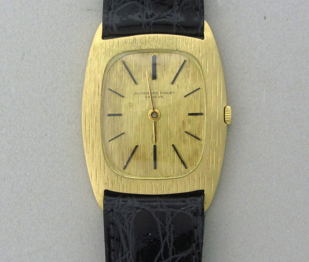 Vintage Audemars Piguet 18k Gold Men's Square Watc: 18k yellow gold, Manual wind movement cal 2003. 29mm ( lug tip to lug tip ) X 27mm ( excluding crown ), .