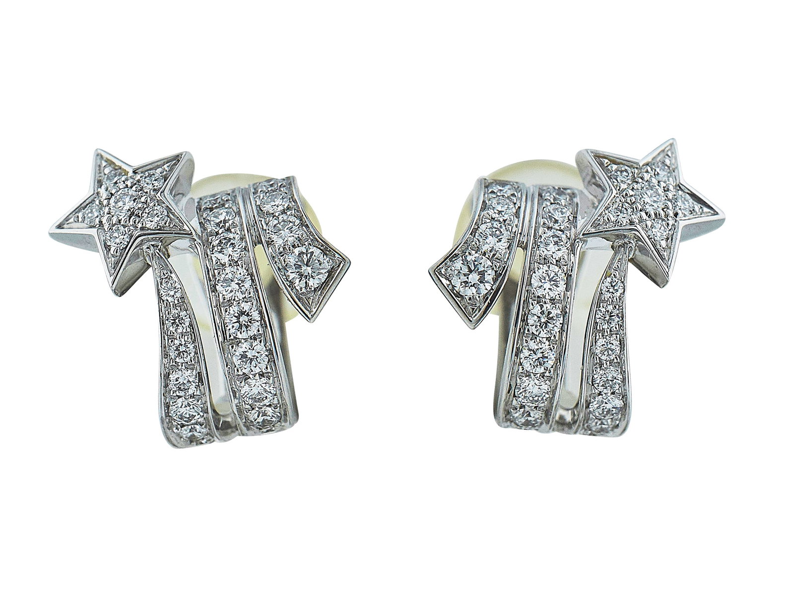 Chanel 18K White Gold Étoile Filante Diamond Huggie Earrings: BRAND: Chanel; METAL: 18K White Gold; APPROXIMATE TOTAL DIAMOND WEIGHT: 0.62 ctw; STAMPED: Chanel, Italian workshop mark, Au750, serial number; CONDITION: Pre-owned, Very Good; ITEM WEIGHT (GRAMS): 6.