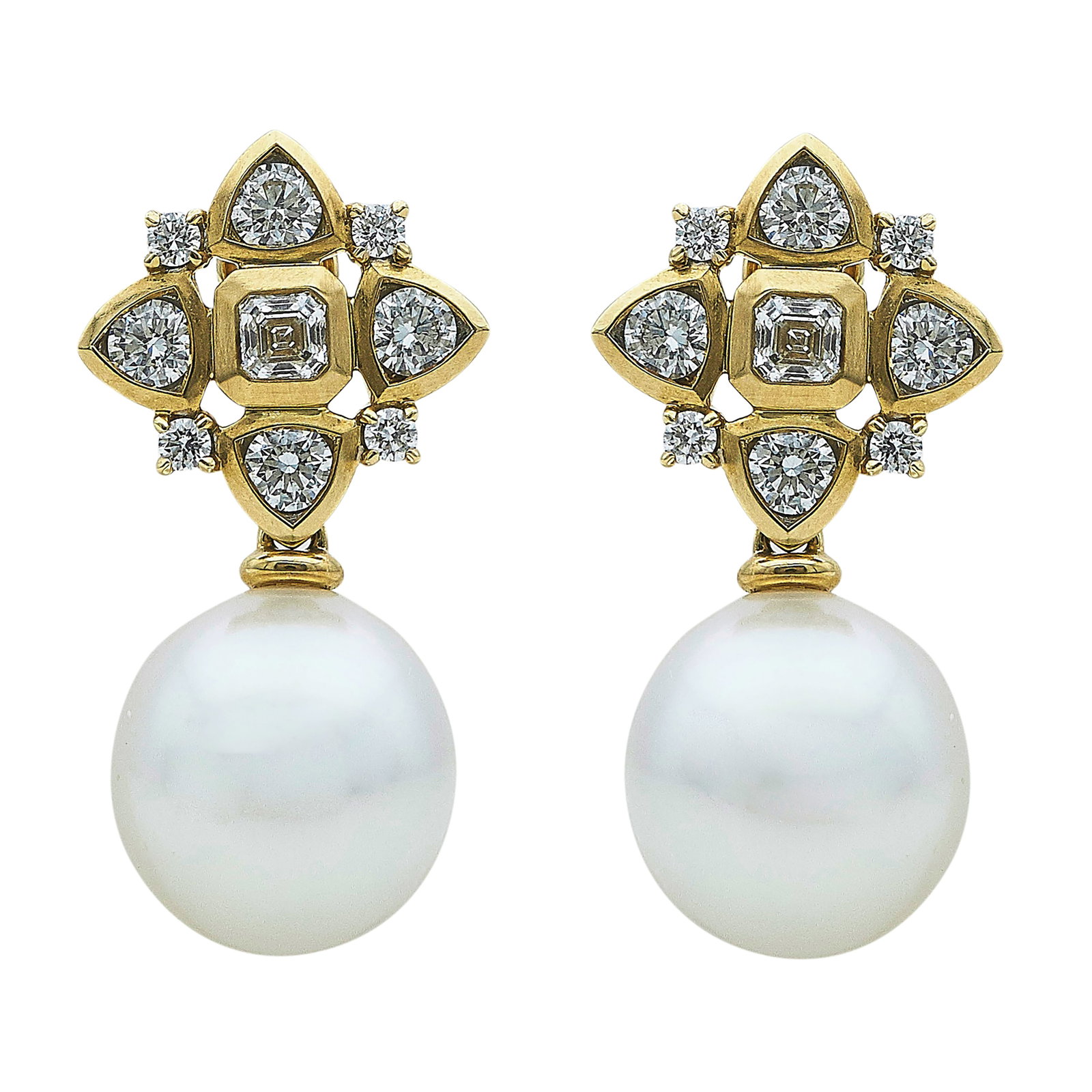 David Yurman 18K Yellow Gold, Pearl, and Diamond Day to Night Earrings: BRAND: David Yurman; METAL: 18K Yellow Gold; APPROXIMATE TOTAL DIAMOND WEIGHT: 1.22 ctw; GEMSTONES: Pearls approx. 11.50 mm in diameter; STAMPED: © D.Y., 750; CONDITION: Pre-owned, Very Good; ITEM WE