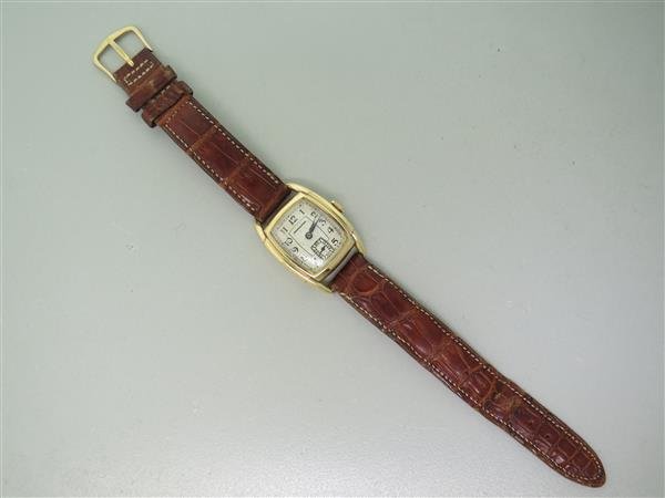 1930s Hamilton Gold Filled Manual Watch cal. 987A: Case - 10k gold filled , 27mm excl. lugs x 26mm excl .crown. Movement - 17 jewels, manual wind - working order,cal. 987A. Dial - small second hand, crystal has cracks and needs to be replaced. Crocodi