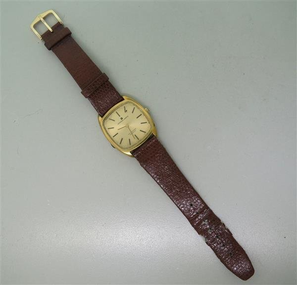 Vintage Universal Geneve Gilt Shadow Automatic Mens: Stainless Steel Microplated Gold Case 39mm x 32mm. Running, but rotor Is Detached.