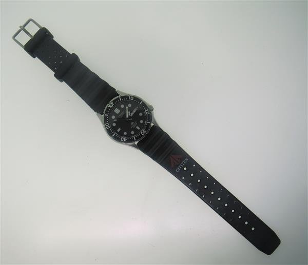Citizen Steel Rubber Band Day Date Watch: Case - 36mm in diameter. Quartz movement - not running. Rotating bezel,black dial with luminous hands and markers,day & date at 3 o'clock. Original rubber band in excellent condition.