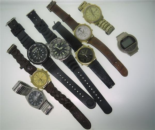 Seiko Watch lot of 8: Lot of 8 Seiko watches.Automatic and quartz movements - not running. Damages - broken crystals,detached hands.