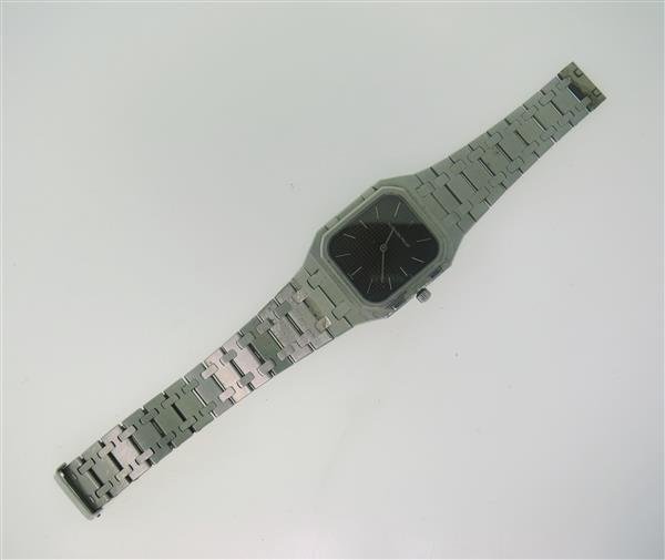Audemars Piguet Stainless Steel Mens Watch: 40mm x 32mm Stainless Steel Case. Functions: Hours, Minutes. Quartz Movement. Crown Partially Detached. Cannot Set Time. Not Running. Damaged Bracelet. One Caseback Screw Is Off.