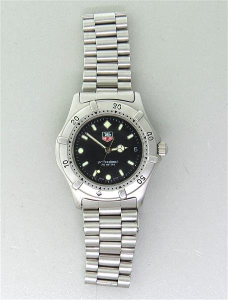 Tag Heuer Professional Watch 962.006 2: Case - 36mm in diameter. Rotating bezel, black dial with luminous hands and markers, date at 3 o'clock. Quartz - running order. Watches are guaranteed to be in running order, if described as such,