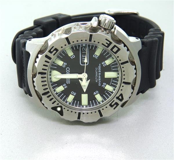 Seiko Automatic Day Date Diver's Watch: Case - 41mm in diameter. Automatic movement - not running. Day date at 3 o'clock (calendar is not in English), luminous markers and hands. Watches are guaranteed to be in running order, if describ