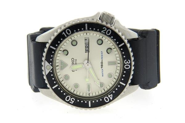 Seiko 100m Quartz Day Date Watch: Case - 36mm in diameter. Quartz movement - running order. Day date at 3 o'clock, luminous hands and markers. Watches are guaranteed to be in running order, if described as such, at the time of lis