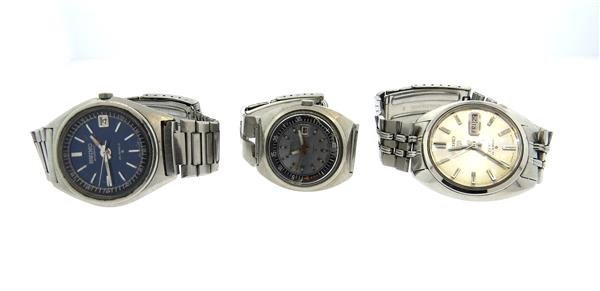 Seiko Automatic Watch Lot of 3: Lot of 3 Seiko watches - all in running order, automatic movements. Features - day and date at 3 o'clock, center second hand. One crystal has crack.Color stones have not been tested for color and 