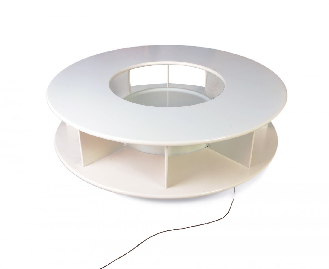 Superstudio Group: Table made of white lacquered wood and plastic, produced by Giovannetti, 1968, H 13 in, diameter 45,70 in, Bibliography: AAVV, Dal cucchiaio alla città nell'itinerario di 100 designers, Ed. Electa, M